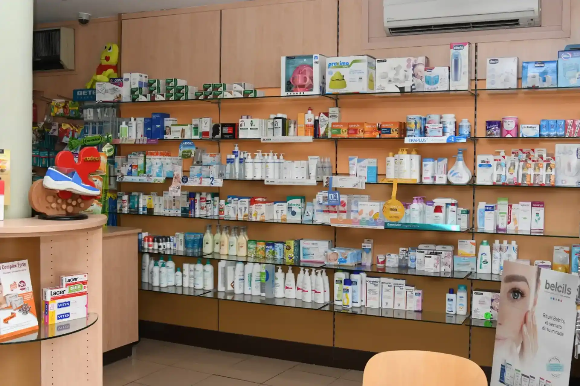 Farmacia V. de Grado y C. de Blas. Interior farmacia